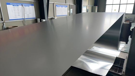 0.55mm 두꺼운 1250mm 폭 색깔은 미리 칠해진 알루미늄 장과 함께 사용되는 알루미늄 코일 빗물 개골창을 입혔습니다